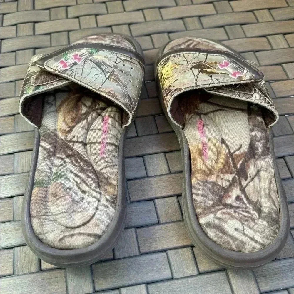 Under Armour Youth Ignite‎ Camo Slide Sport Sandal, Brown Camo. Size 1